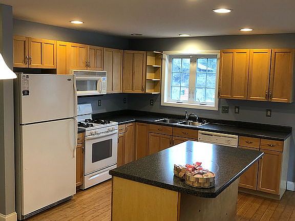3rd image of 37 Glenwood Ave #2