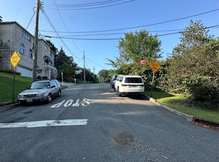 1 Douglas Ct, Staten Island, NY 10304
