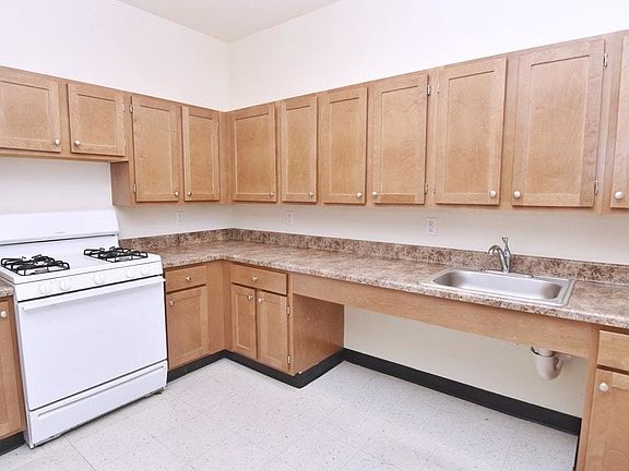 2nd image of 541 Lincoln Pl APT 1B