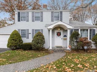 209 Lexington St, Westbury, NY 11590
