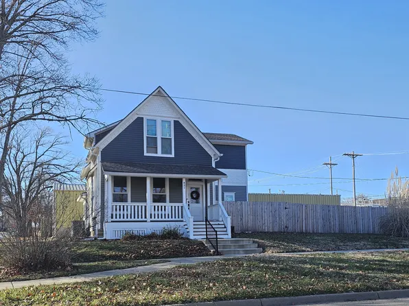 821 6th St, Baldwin City, KS 66006