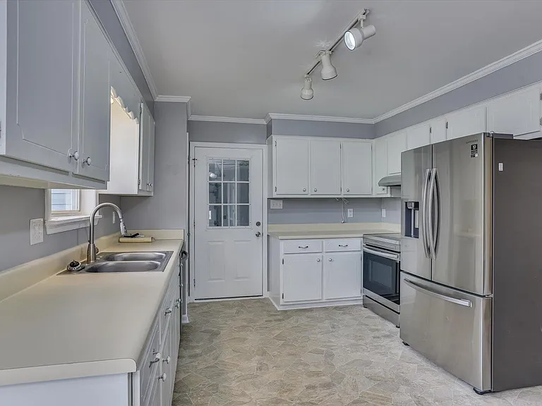 202 Holden Dr — Photo 16