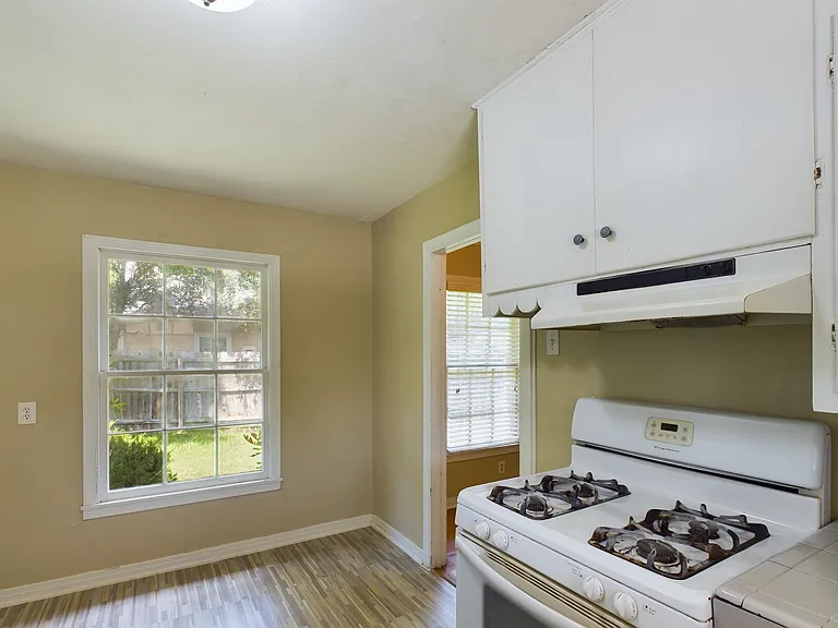 305 Bolton Ave — Photo 8