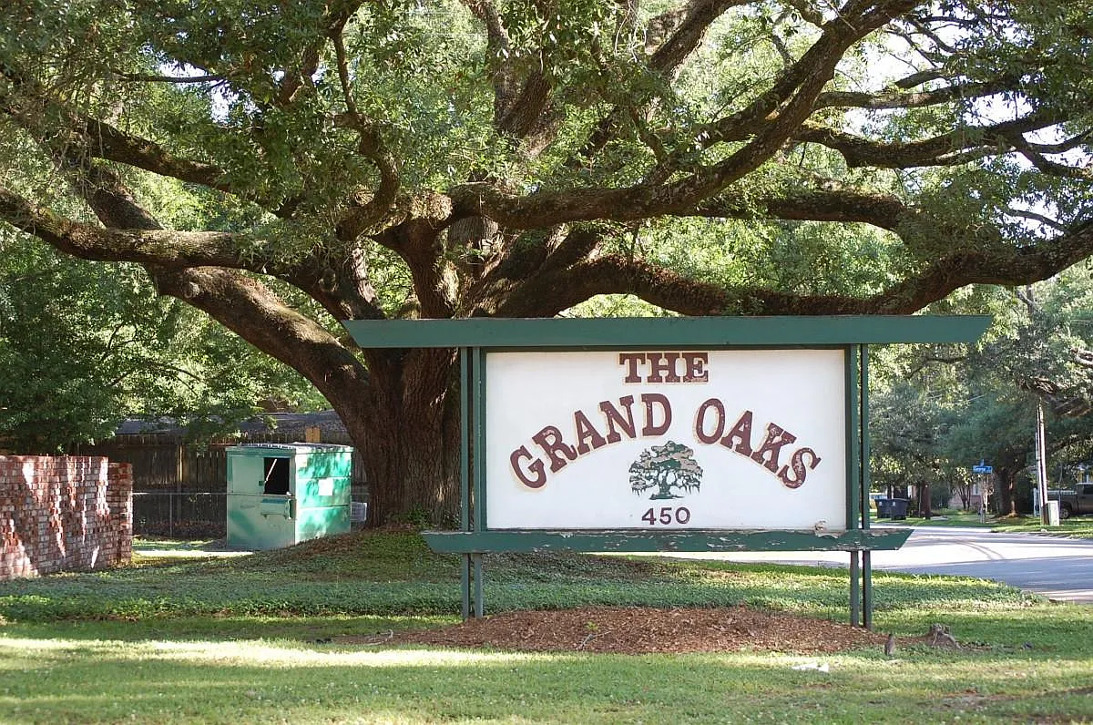 Grand Oaks Apartments — Photo 3
