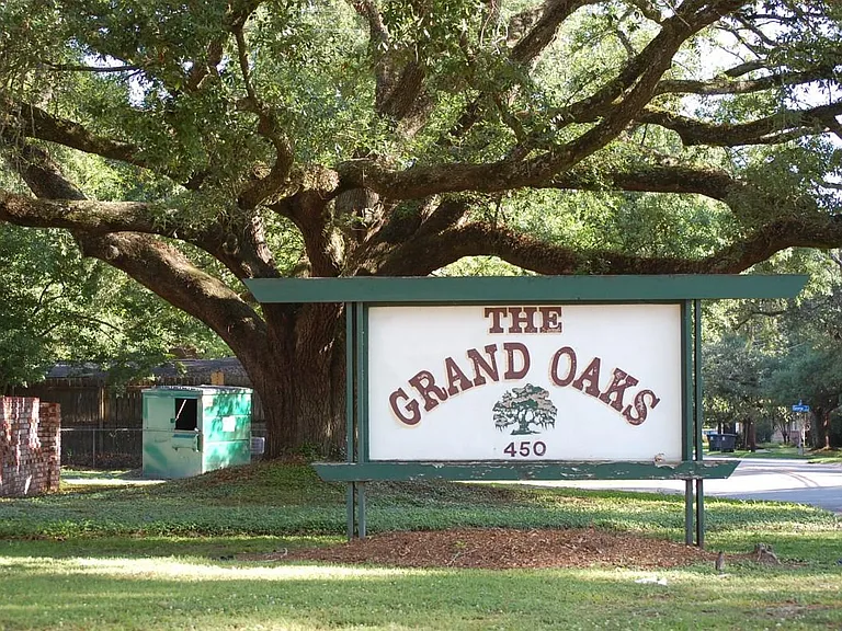 Grand Oaks Apartments — Photo 3