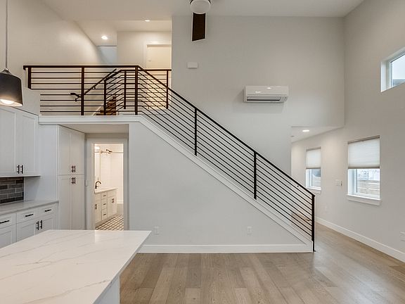 4th image of 1476 Yates St #1