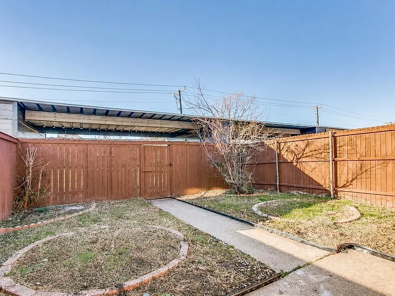 323 Towne House Ln — Photo 8