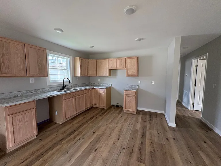 1530 Kenton St — Photo 7