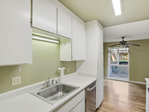 4th image of 305 Tradewinds Dr APT 5