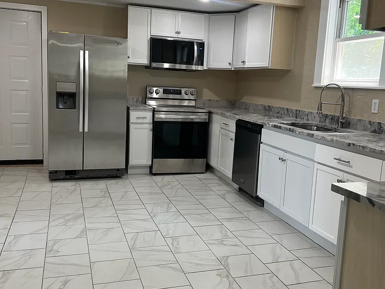 72 Charlotte St #2 — Photo 2