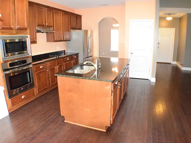 204 Waverly Ln — Photo 4