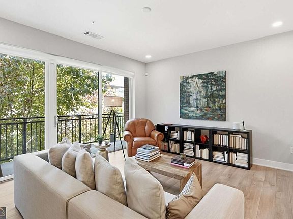 5th image of 22 Airline St #204