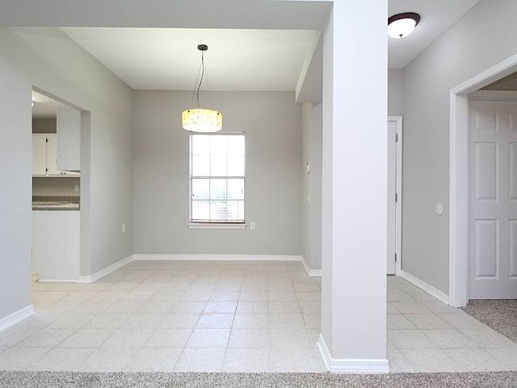 5th image of 701 Thornwood Pl
