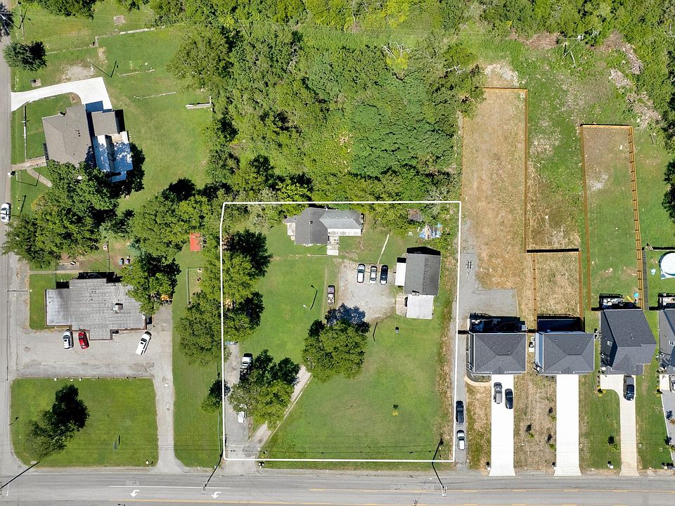 2nd image of 426 Larkin Springs Rd
