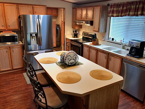 4th image of 833 Pine Dr