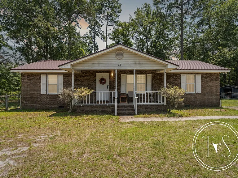 32 Gregory Ct — Photo 2