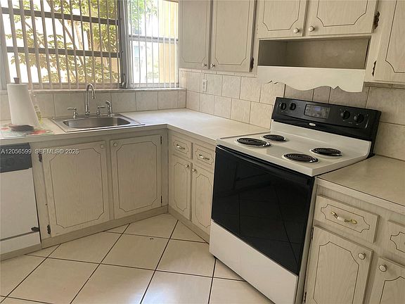 5th image of 940 NE 199th St #209