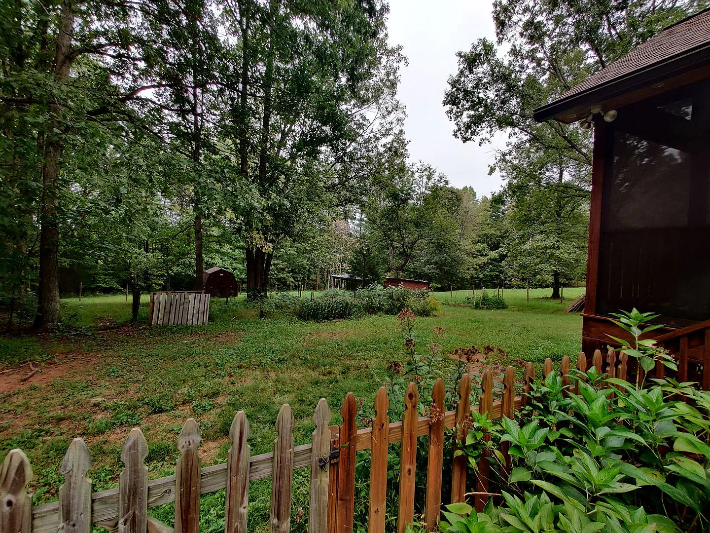 3 bedroom home on large lot — Photo 3