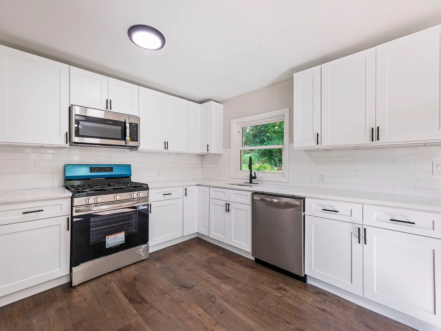 2 bed, 822 sqft, $2,350 — Photo 2