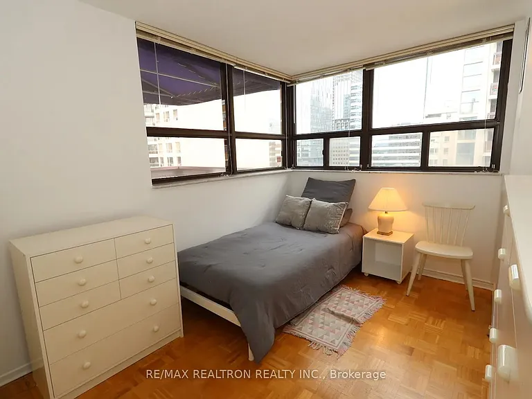 89 McCaul St #919 — Photo 18