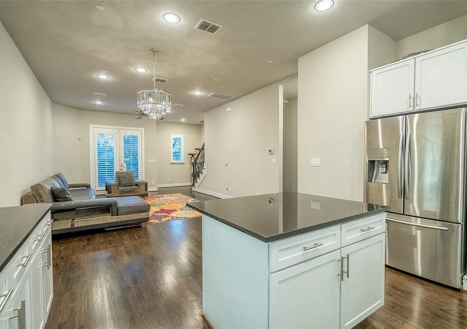 Stunning 3 Bedroom Townhome in Oaklawn — Photo 1