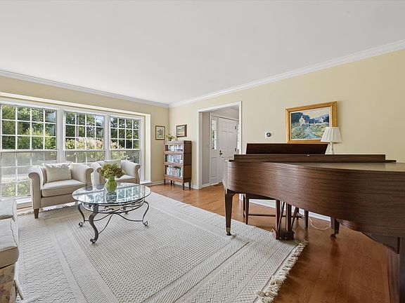 4th image of 248 Meadowbrook Ln