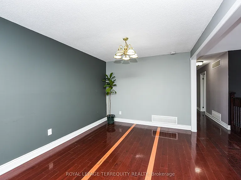 48 Montjoy Cres — Photo 8