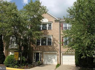 2433 Clover Field Cir, Herndon, VA 20171