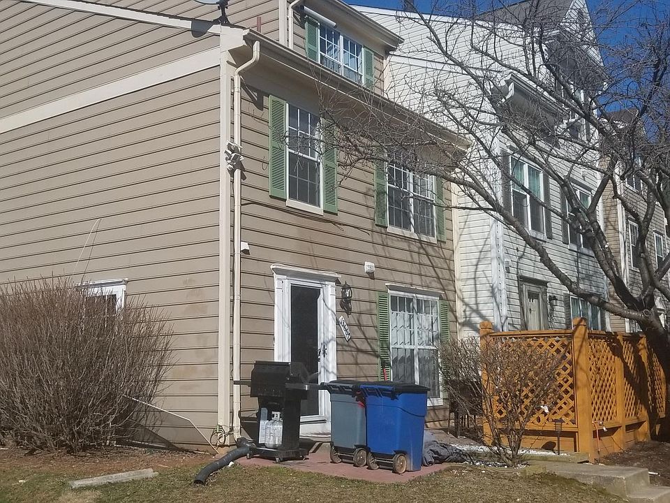Outside of the house, end Unit!!