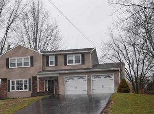 13 Heatherwood Hills Rd, Audubon, PA 19403