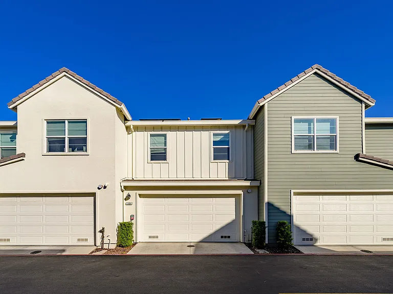 1304 Bloom Ln — Photo 43