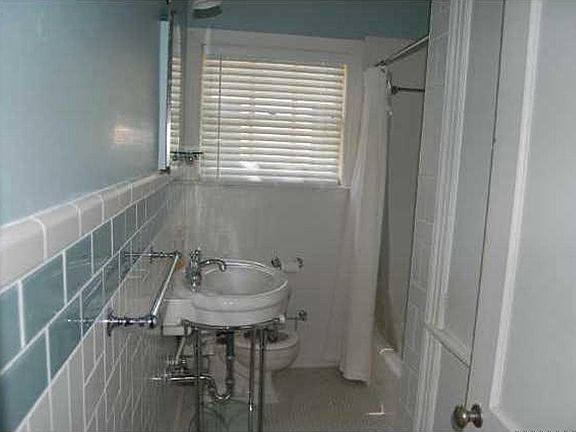 3rd image of 1308 Crestwood Rd #A