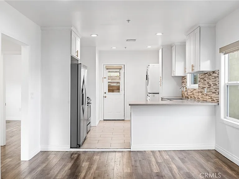 2211 Hyperion Ave — Photo 3
