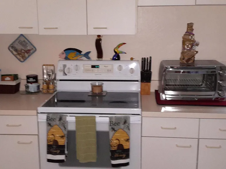 SINGLE-STORY 2- BEDROOM COTTAGE KITCHEN FULLY EQUIPPED.