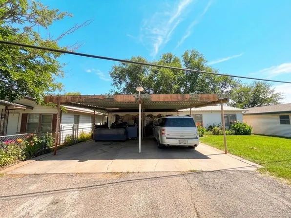513 Scott St, Tye, TX 79563