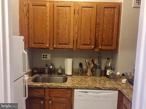 4th image of 2031-35 Locust St #105