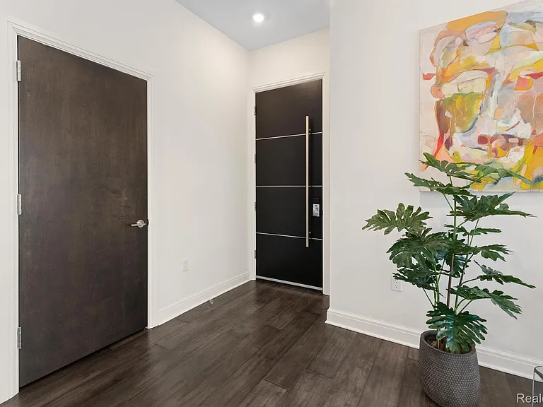 438 Selden St #404 — Photo 5