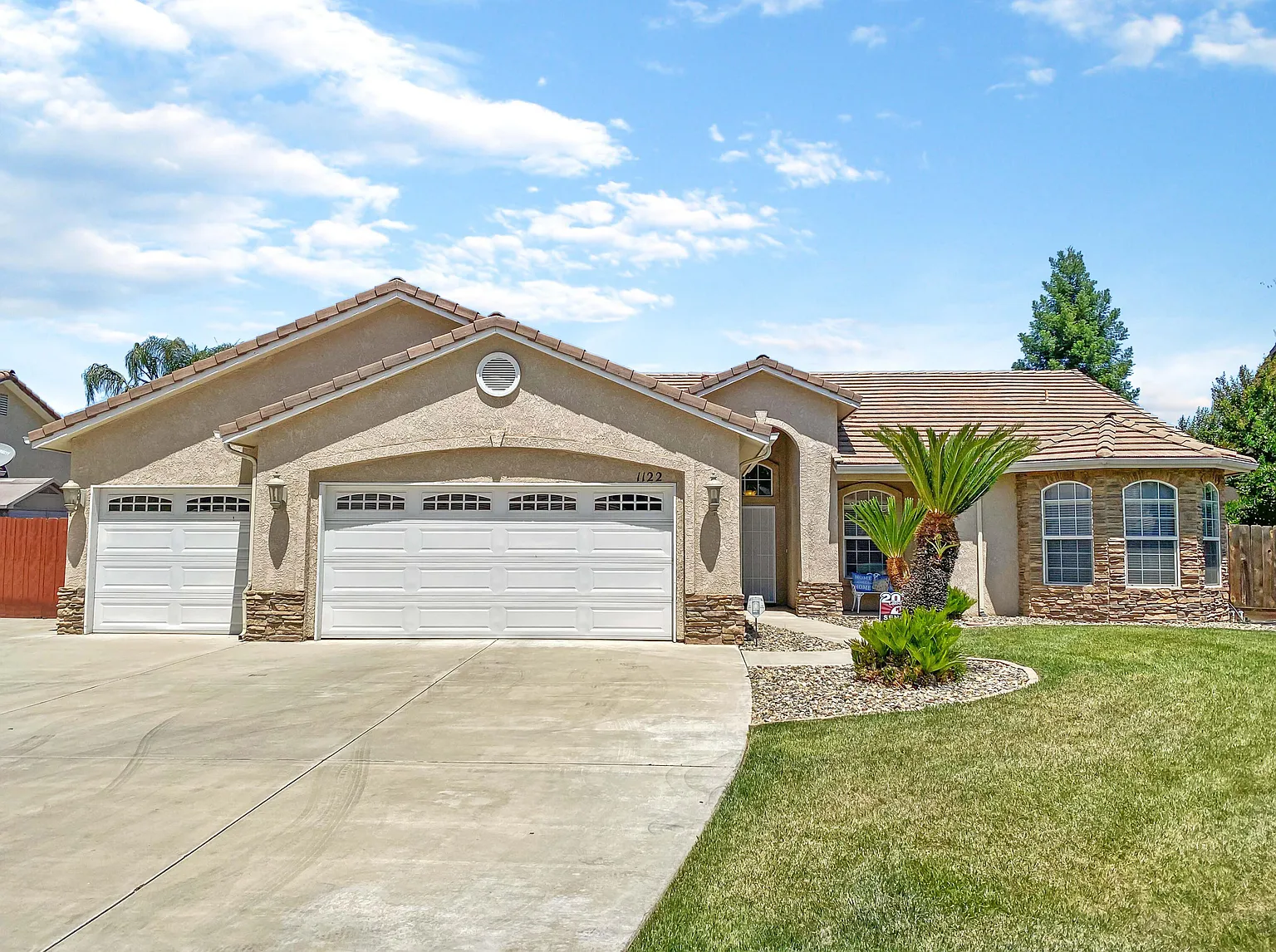 1122 E Arlen Ave photo 1