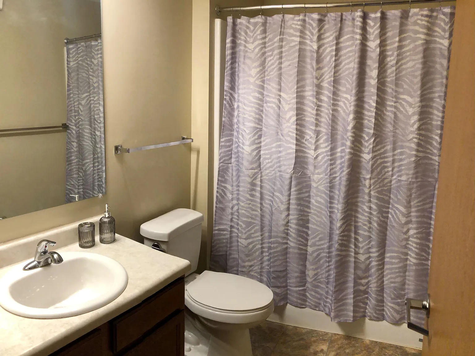 3 bed, 2.0 bath, 1275 sqft, $1,591 — Photo 3