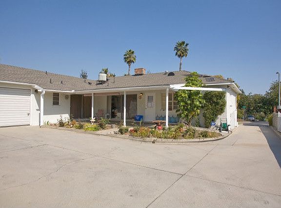 4th image of 575 Cliff Dr