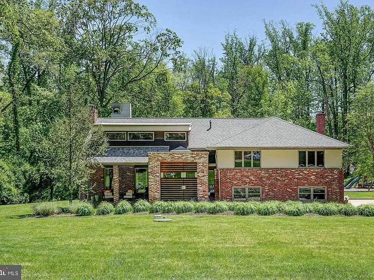 1127 Winding Dr — Photo 3