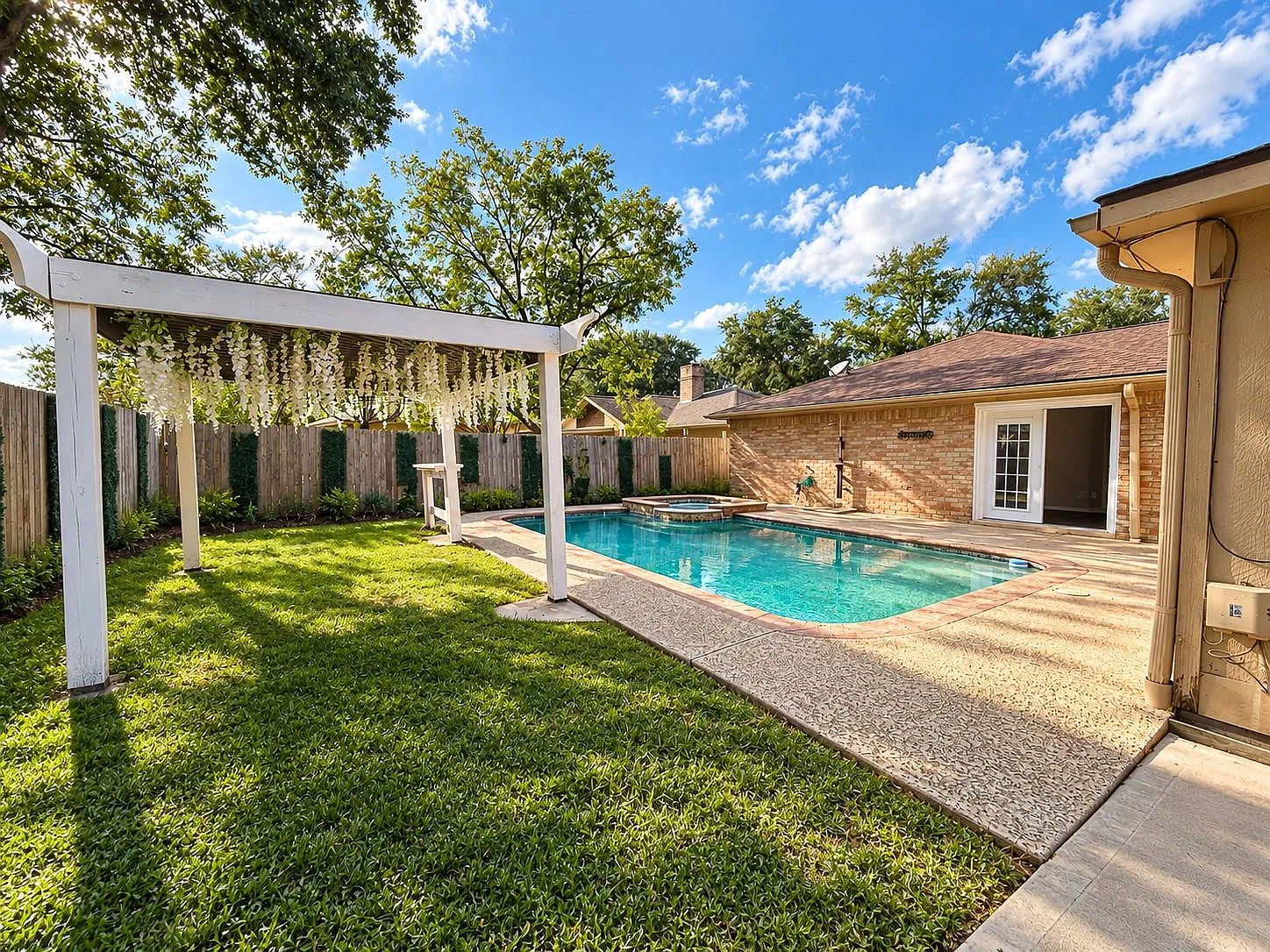4 bed, 2.0 bath, 1826 sqft, $2,400 — Photo 3