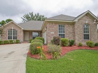 22 Crystalwood Dr, Little Rock, AR 72210
