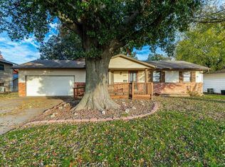 1132 N Country Acres Ave, Wichita, KS 67212