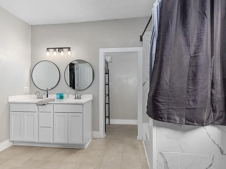 Bathroom/ laundry room