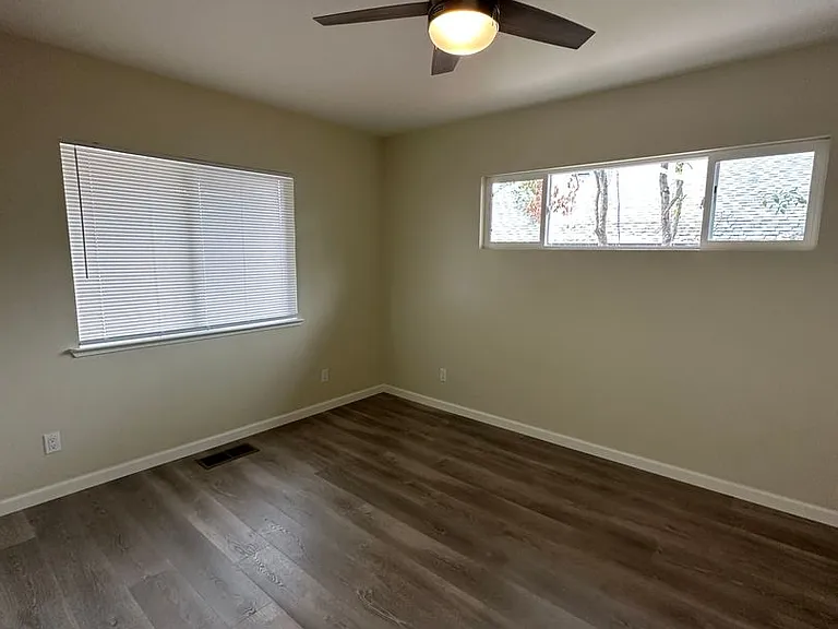 435 Barretta St — Photo 6