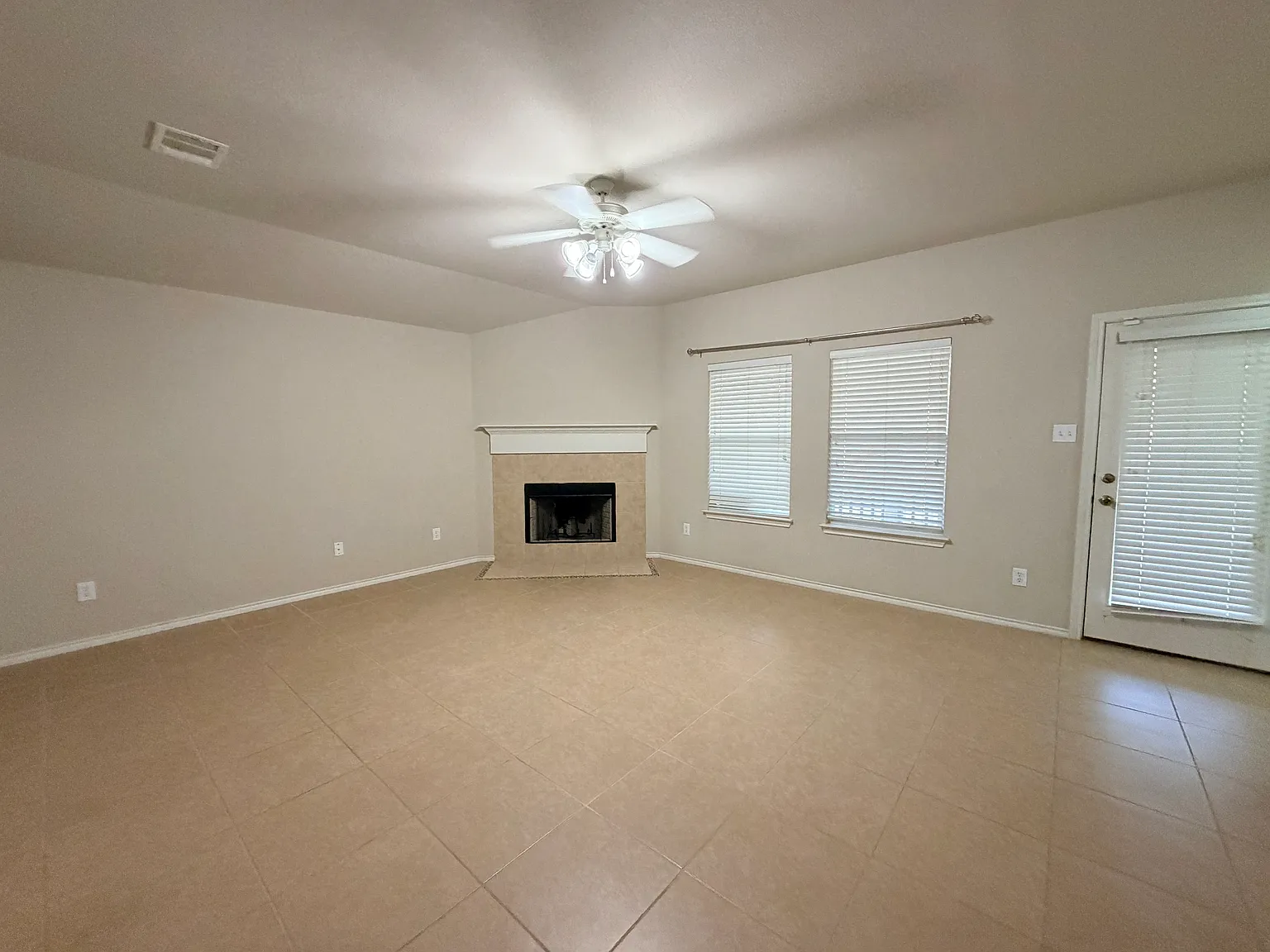 3 bed, 1976 sqft, $1,699 — Photo 2