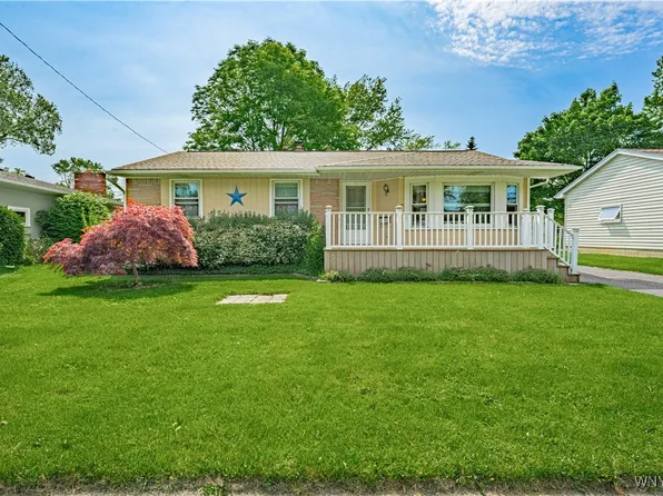 18 Eisenhower Dr, Lockport, NY 14094