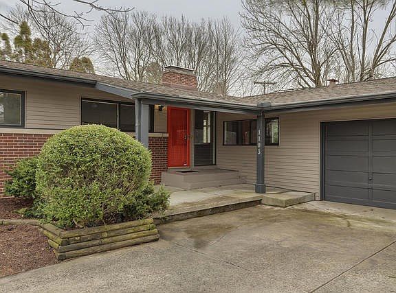 Entrance to 1103 Lincolnshire