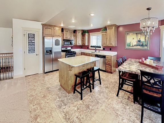 5th image of 671 Bradford Ln